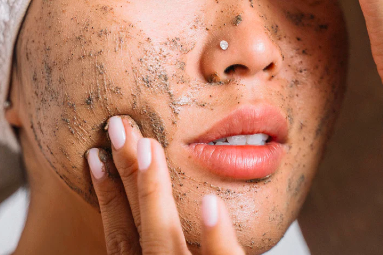 فواید اسکراب صورت برای پوست