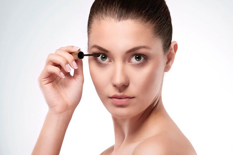 دلایل کم‌پشتی مژه‌ها: چرا مژه‌ها نازک می‌شوند؟
