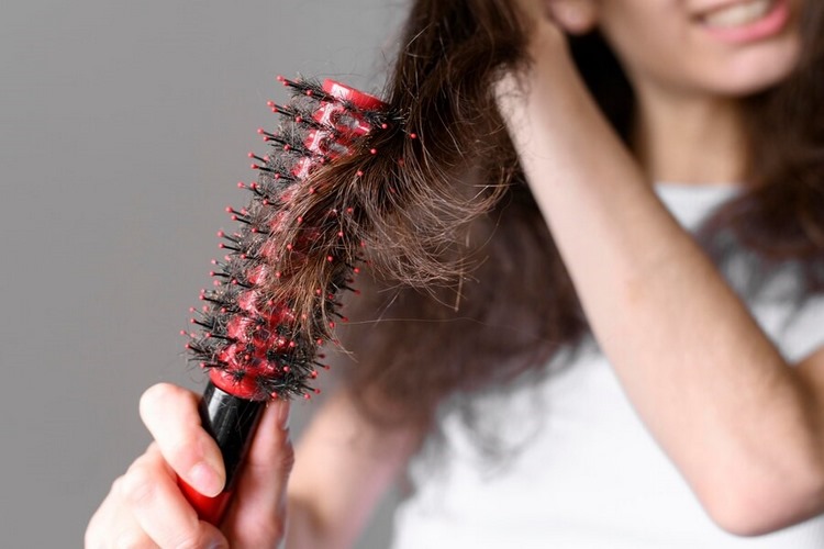 مراقبت‌های روزانه برای حفظ سلامت مو و جلوگیری از ریزش مو