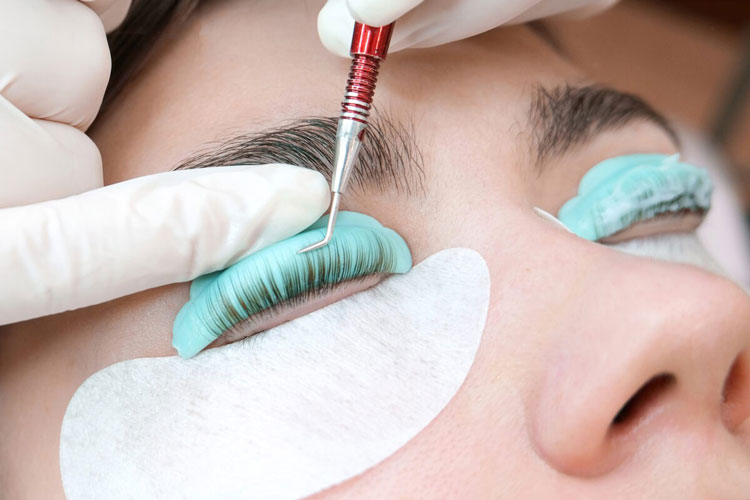 چگونه لمینت مژه انجام می‌شود؟