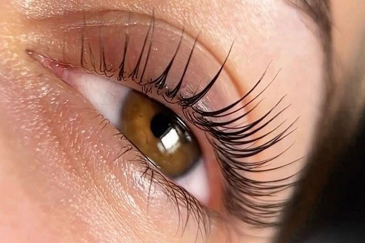 نکاتی که قبل از انجام لمینت مژه باید بدانید