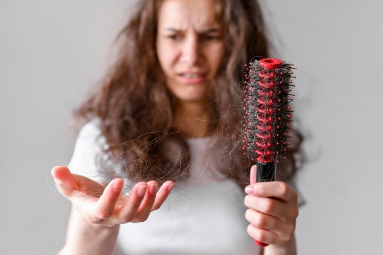 چرا ریزش مو اتفاق می‌افتد؟