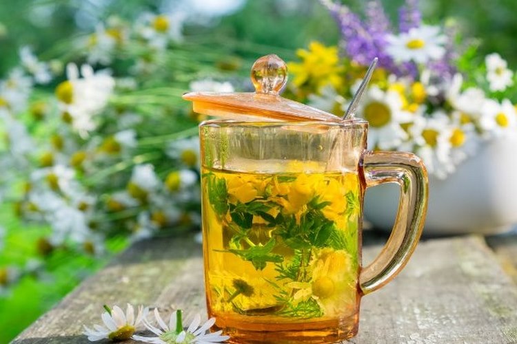 فواید دمنوش‌های گیاهی برای کاهش نفخ شکم