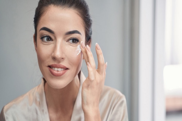 چرا بعد از 40 سالگی به کرم دور چشم نیاز داریم؟