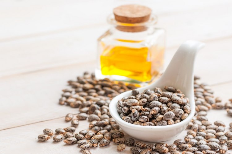 چرا روغن کرچک برای رشد مژه‌ها مفید است؟