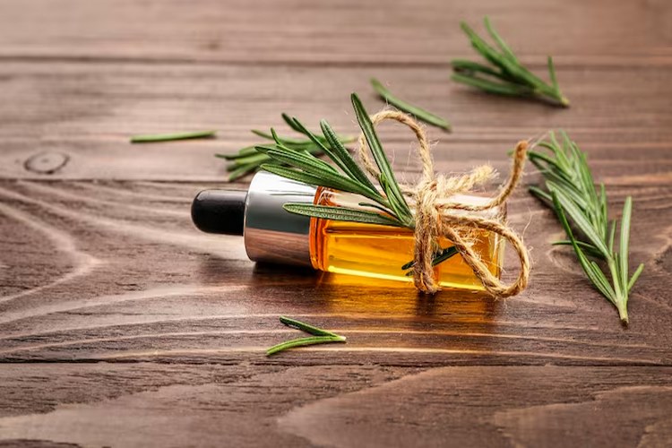 عوارض احتمالی مصرف روغن رزماری برای مو