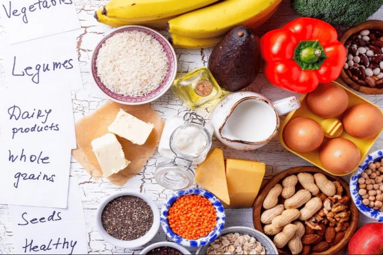 بهترین منابع غذایی برای رفع کمبود ویتامین‌های موثر در تیرگی دور چشم