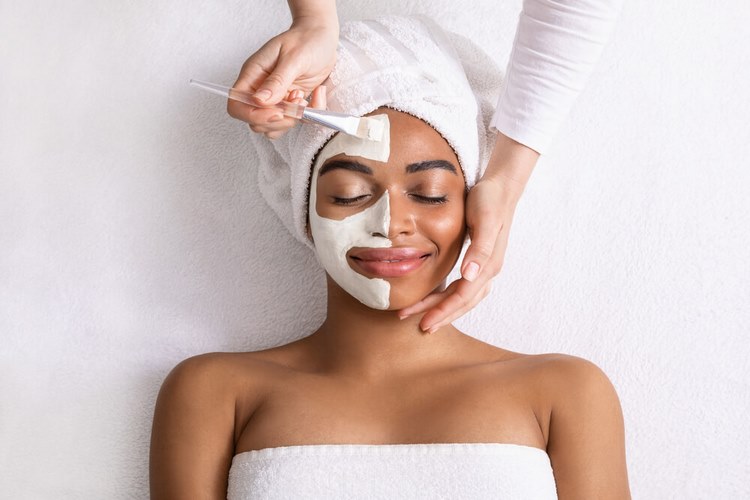 چرا از ماسک لایه بردار و روشن‌کننده خانگی استفاده کنیم؟