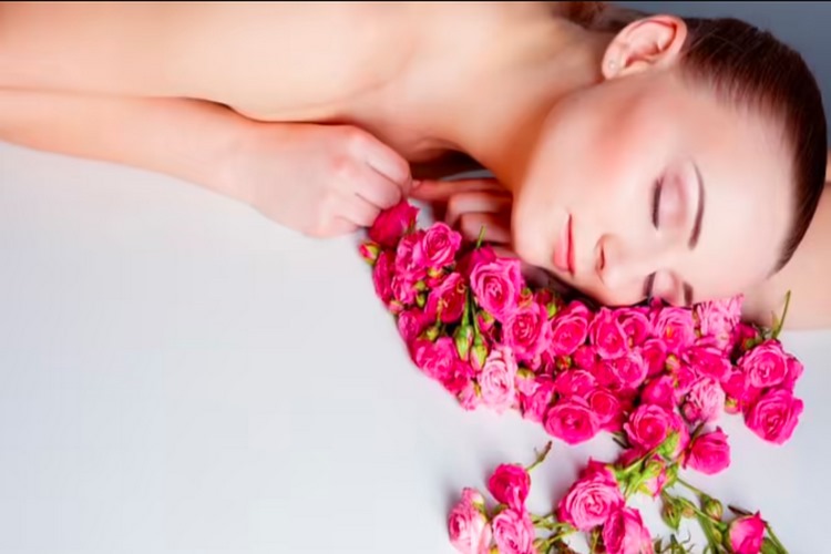 خواص گلاب برای پوست قبل از خواب