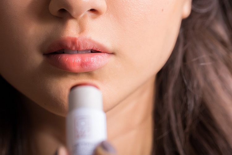 چگونه می‌توان از ترک خوردن لب زیر رژ جلوگیری کرد؟