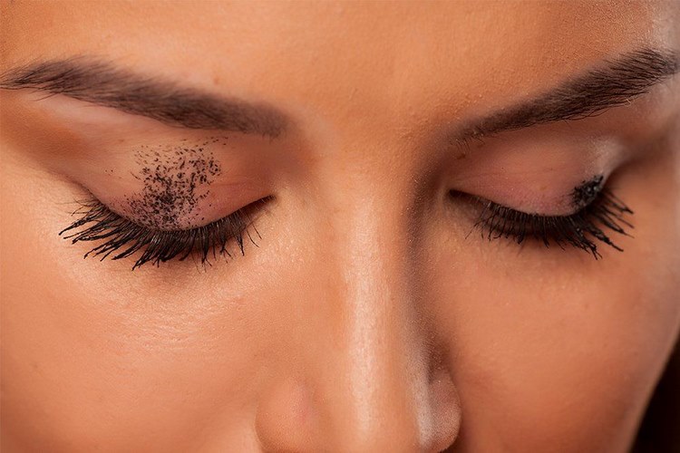 جلوگیری از پخش شدن ریمل در هوای گرم