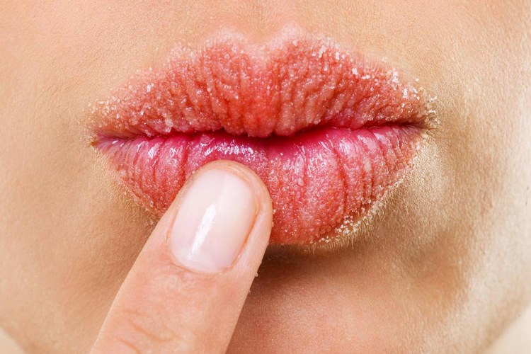 روش صحیح زدن رژ لب برای جلوگیری از ترک و پوسته‌پوسته شدن