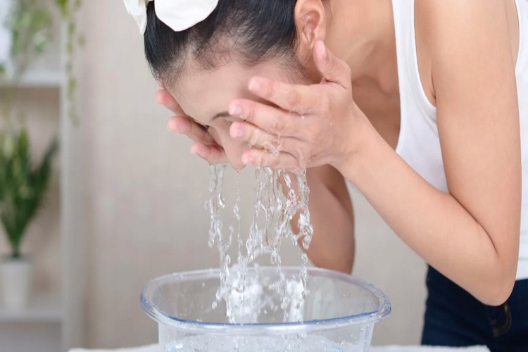 آیا شستن صورت با آب سرد باعث بسته شدن منافذ پوست می‌شود؟