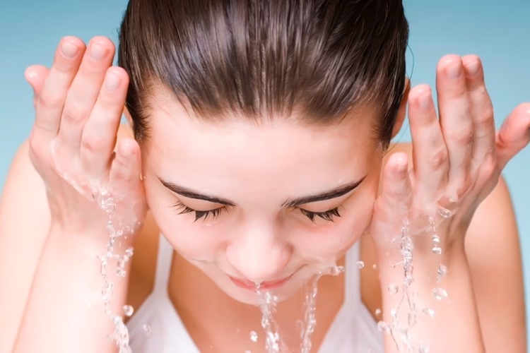 چرا آب سرد برای شستن صورت بهتر است؟