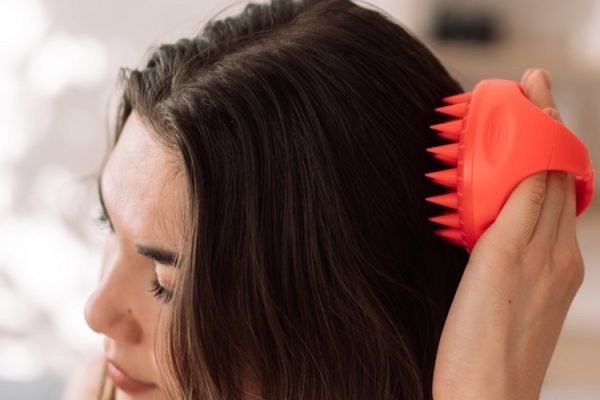 ماساژ پوست سر برای رشد بیشتر مو