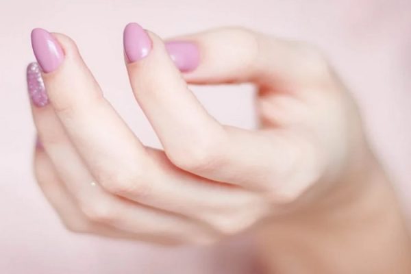 چطور ناخن‌ها را بعد از برداشتن کاشت تقویت کنیم